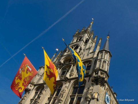 Goudas rådhus (Stadhuis van Gouda) i Nederland, et imponerende bygg med en blanding av gotisk og renessansestil. Det er rikt dekorert med tårn, spir og ornamenter. Bygningen er laget av lys stein, noe som gir den et majestetisk utseende.