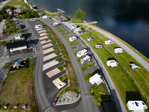 Oversiktsbilde tatt med dronefotografering over Jølster Panorama campingplass.