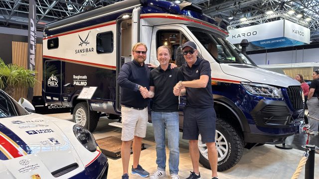 Lars Martin Wivestad (t.v), Julien Julien Baltrusch og Ole Jan Stubberud (t.h) markerer avtalen gjort i Düsseldorf.