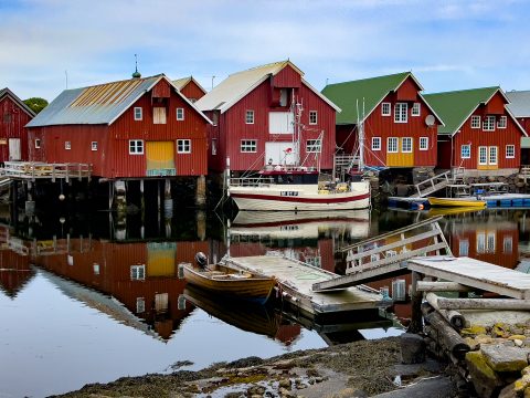 De fargerike rorbuene i Bud – et levende postkort fra kysten, der historie og havbris møtes.